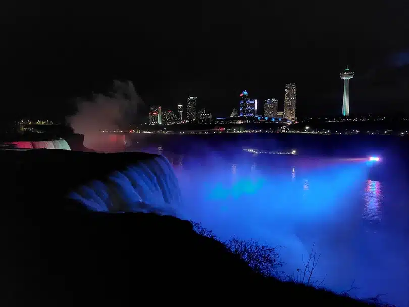 Nocny pokaz świateł nad wodospadem Niagara