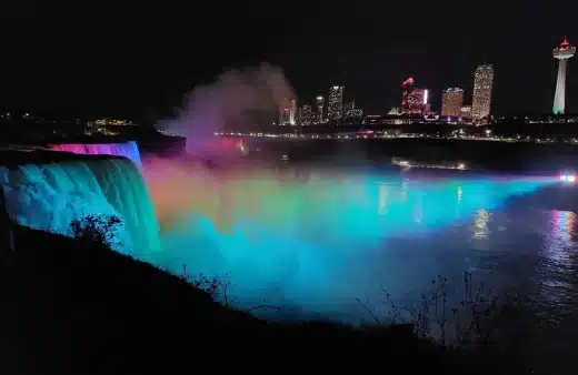 Pokaz świateł na wodospadzie Niagara