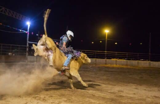 rodeo-akcja-jezdziec-na-byku-wisconsin-rektravel